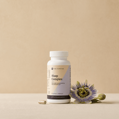 Vital Nutrition Slaap Complex in shoot setting met 1 capsule en een passiebloem