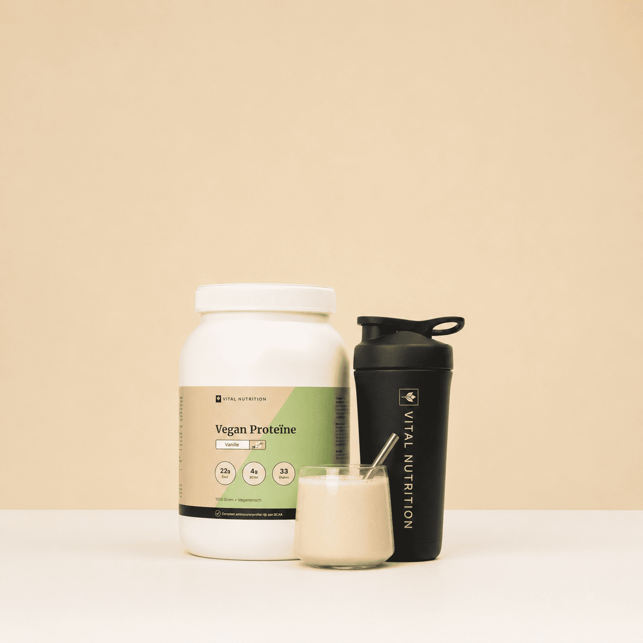 Vegan Proteïne van Vital Nutrition op een lichte beige studio ondergrond met shaker en glas proteïne shake met rietje