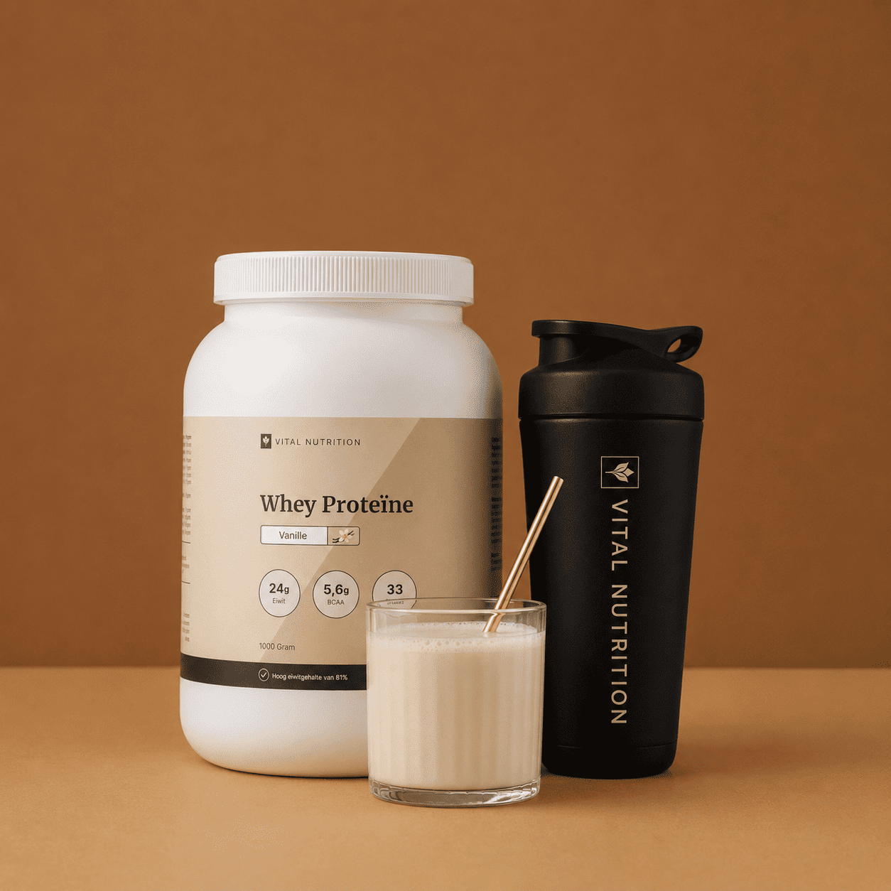 Whey Proteïne van Vital Nutrition op een warme bruine studio ondergrond met shaker en glas vanille shake met rietje