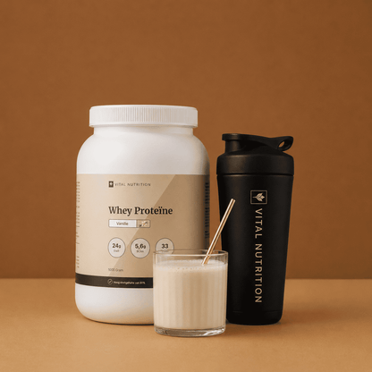 Whey Proteïne van Vital Nutrition op een warme bruine studio ondergrond met shaker en glas vanille shake met rietje