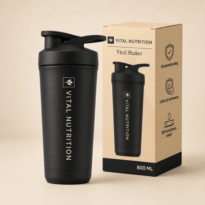 Vital Nutrition RVS shaker met matte zwarte afwerking en bijpassende retailverpakking op een lichte beige achtergrond.